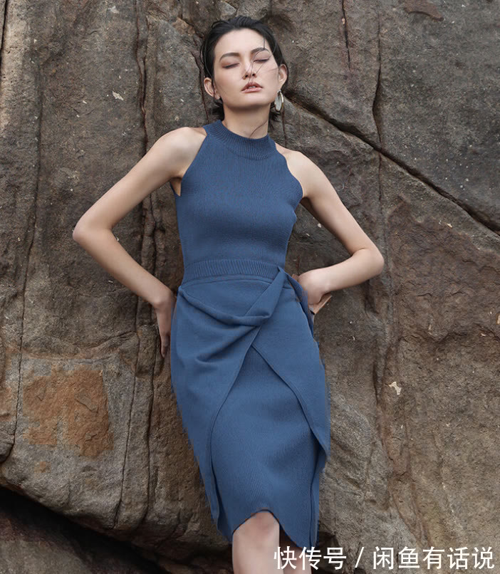 连衣裙|53岁王小丫素颜亮相,穿连衣裙配丝巾低调朴素,骨子里透着知性美