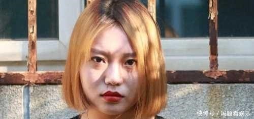 因村民的产品没有证书,不能直播卖,拒绝之后李雪琴难过地掉眼泪