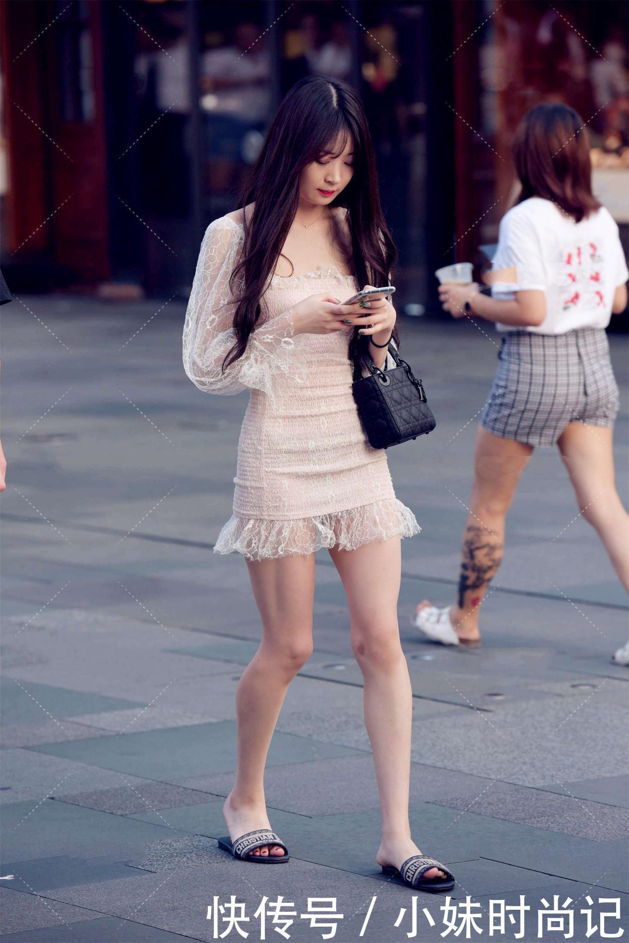 颜色|街拍:浅粉色连衣裙, 网纱设计更显精致时尚, 满满的青春感