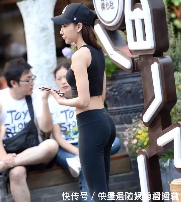 伸张性 打底裤小姐姐的穿着俏美乖甜,彰显甜美女神风范