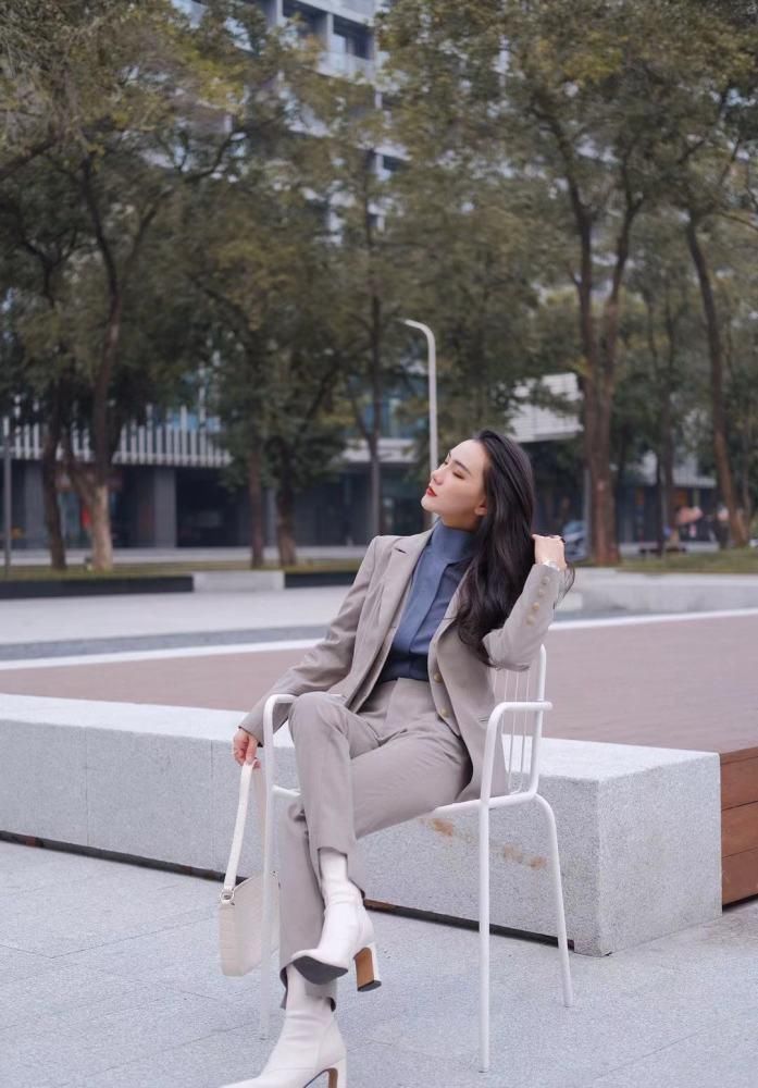 职场女王穿搭学卫公子凹造型,干练的同时,还特别的高级