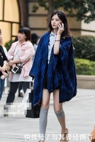 路人街拍，小姐姐穿一身黑色的时尚连衣裙，简洁的裁剪更显女人味