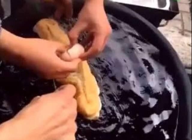 别家|别家油条都卖1块,他家卖4块有点贵,我咬开一看懂了,又买了10根