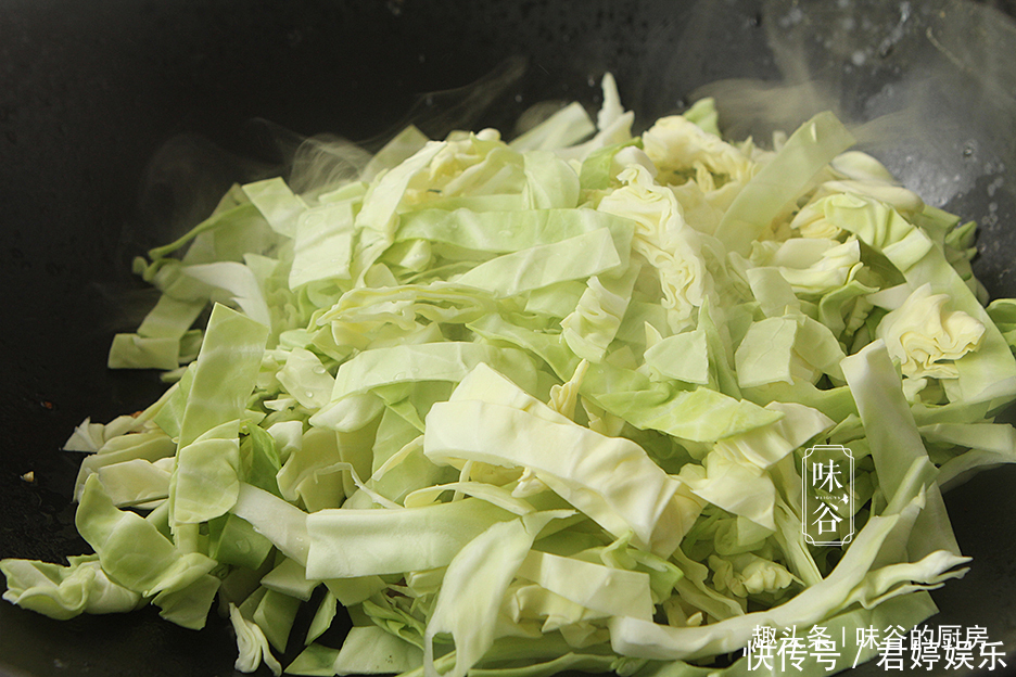 此菜富含天然叶酸,准妈妈要多吃,和粉丝一起炒,香脆可口吃着香