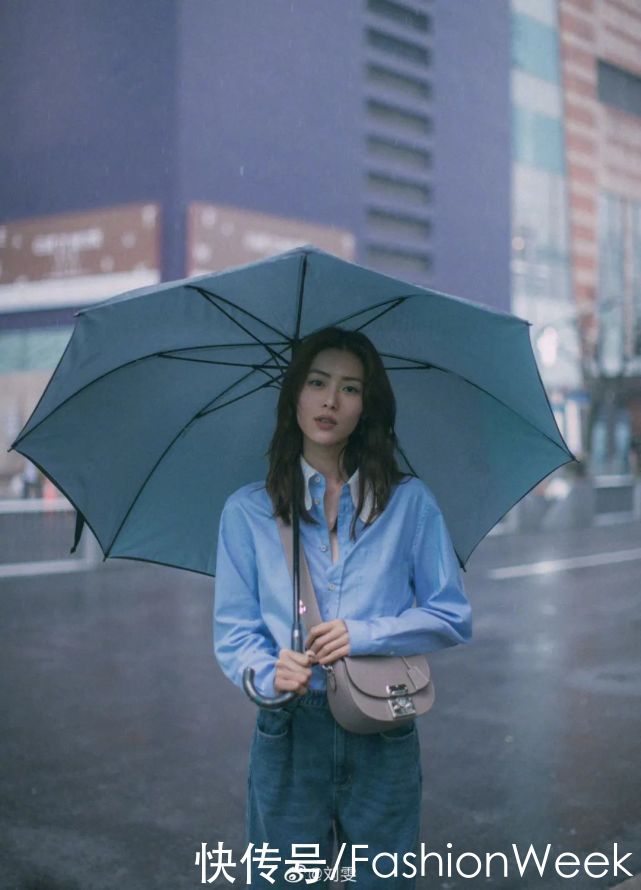 比春天更迷人的是：刘雯的蓝色衬衫