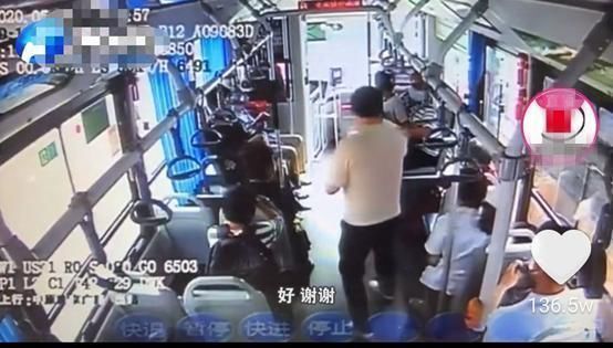 父亲|“谁有吃的给我孩子吃一点”父亲在公交上求助,得知原因乘客泪奔