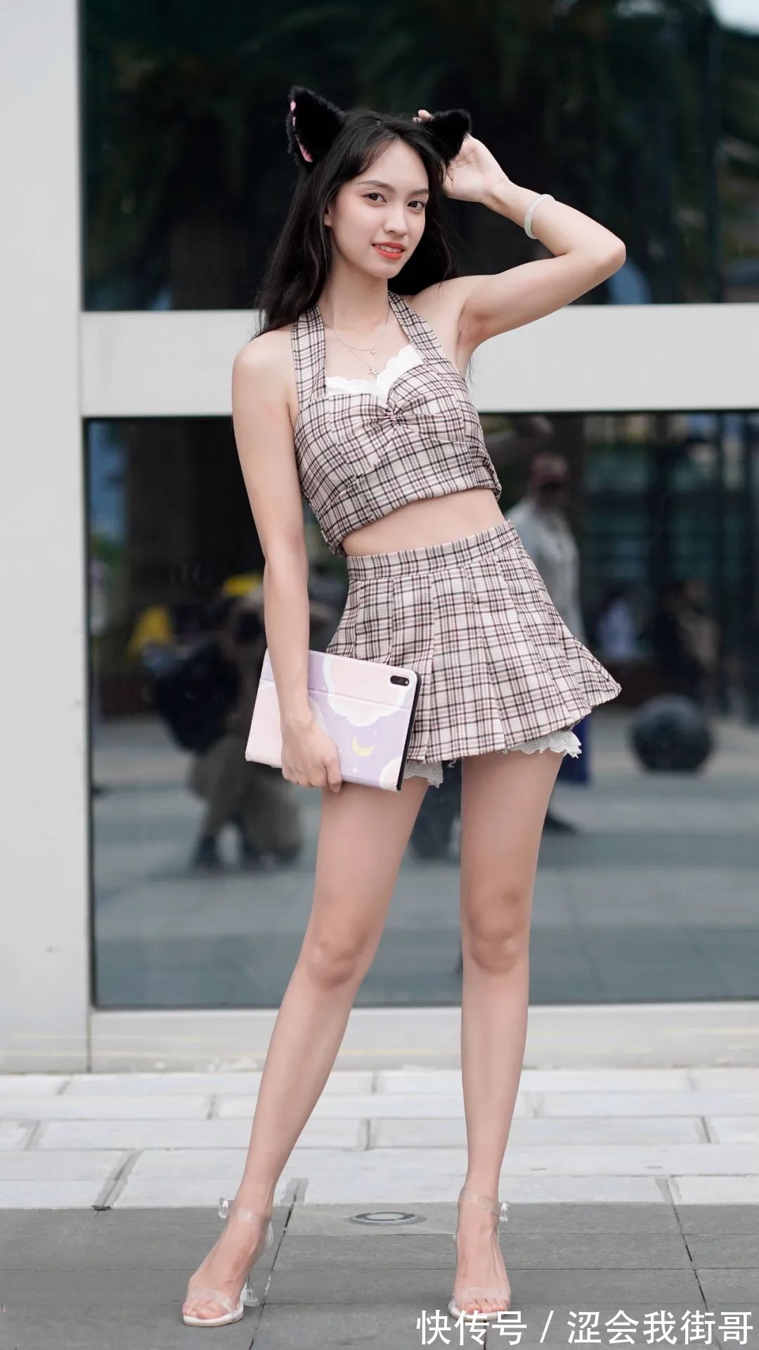 时尚 穿格子裙的时尚女生