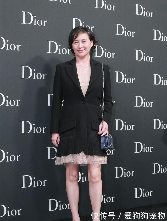 优雅 何超琼身材微胖，“贵妇范”穿搭气场十足，阿姨辈的女人值得借鉴！