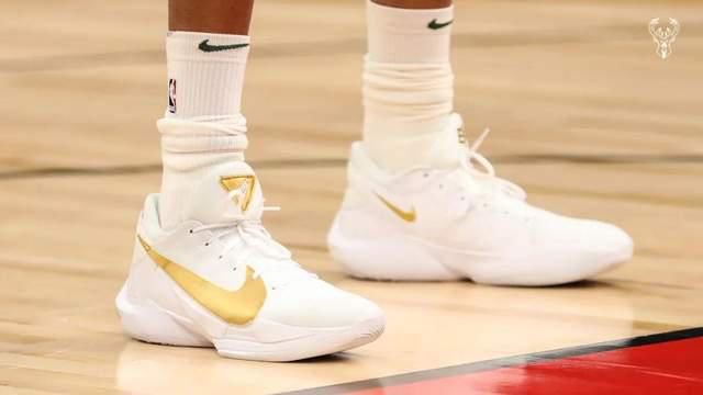 NBA球员上脚：库里8代定制版，恩比德球鞋缅怀科比