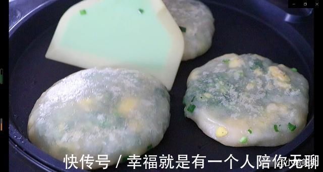 面团|爱吃韭菜盒子,这个方法就够了,不和面不擀皮,薄皮大馅太香了