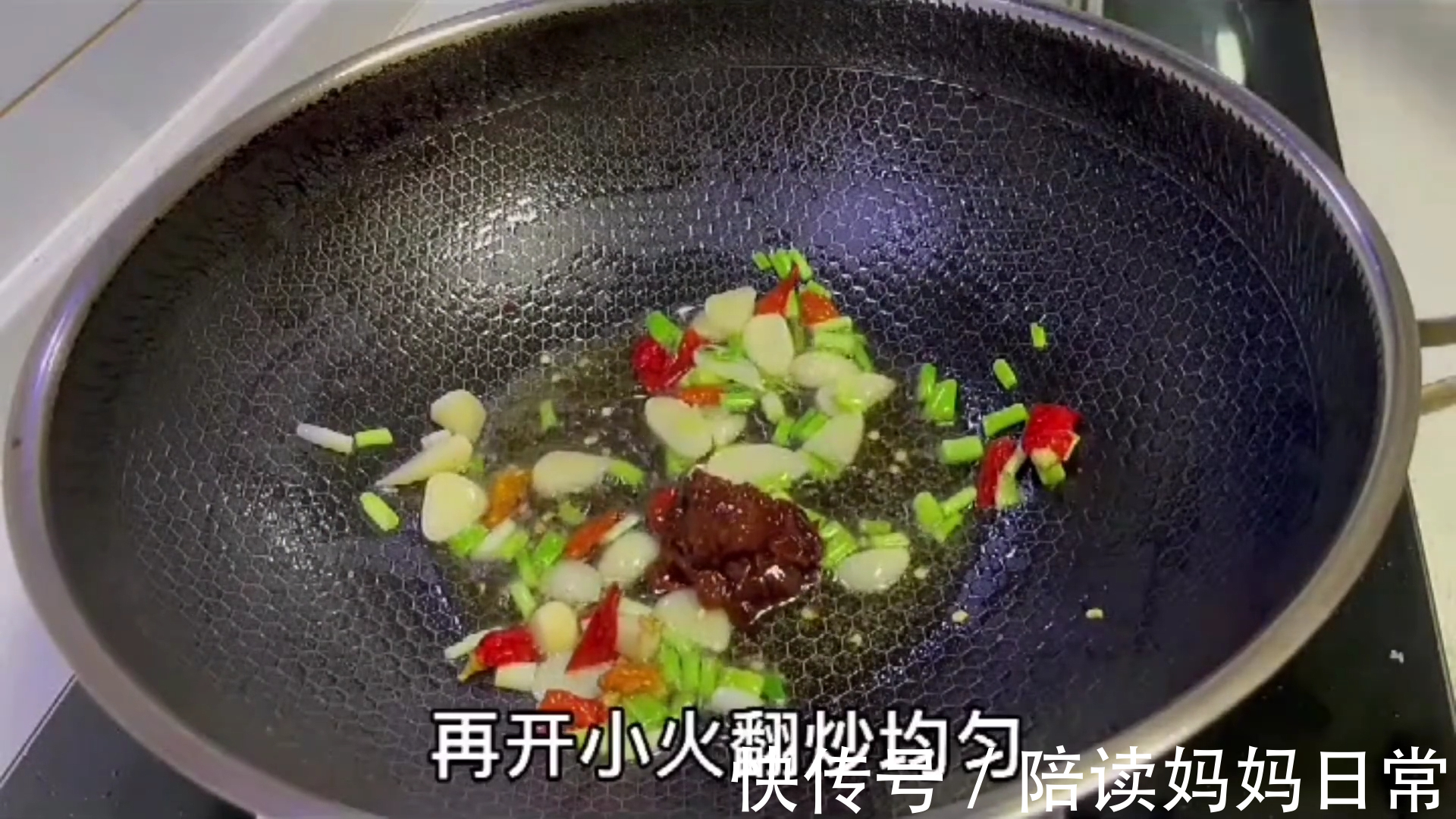 青椒创新做法，擀面杖一压，出锅比肉还香，太解馋了超级下饭