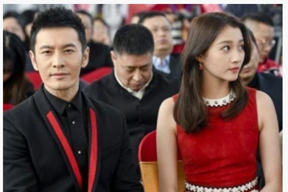 黃曉明將關(guān)曉彤摟入懷中，誰(shuí)注意到她的手放哪素質(zhì)是裝不出來(lái)的