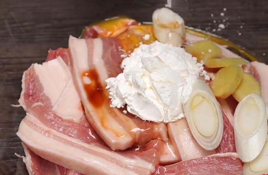 五花肉不要老是红烧了,试试这样做,香辣美味,越嚼越香!