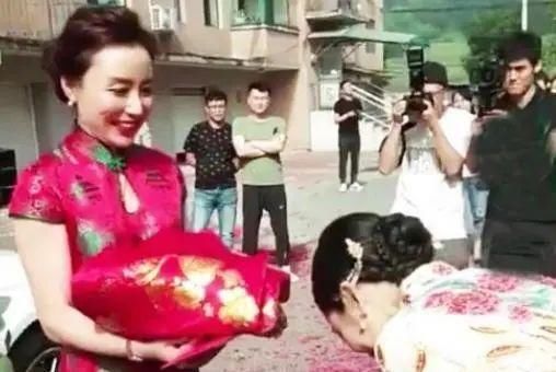 “低调婆婆”展现教科书式穿搭，参加婚礼穿暗色旗袍，儿媳很感恩