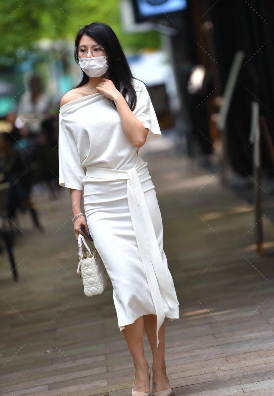 高跟鞋|30岁辣妈逛街， 裙子都要撑破了， 网友: 这身材你能hold住么？