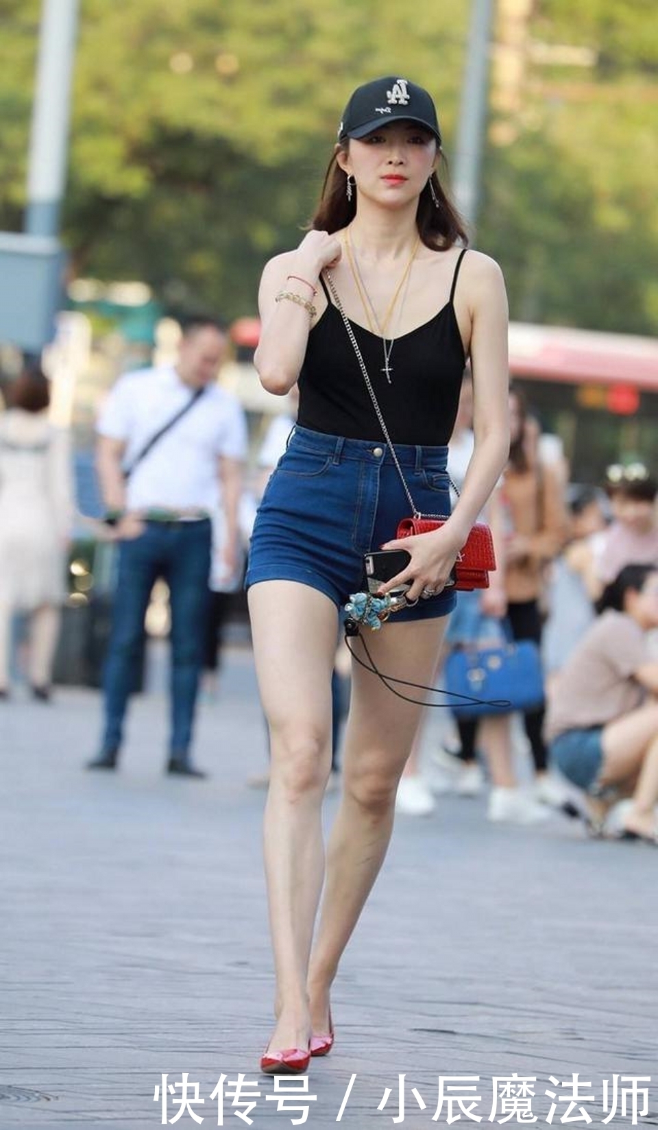 美女秀|路人街拍,美女秀出了部分锁骨线条,很是迷人