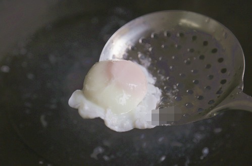 荷包蛋|水煮荷包蛋,千万不要水开下锅,多加这几步,鸡蛋圆嫩完整不出沫