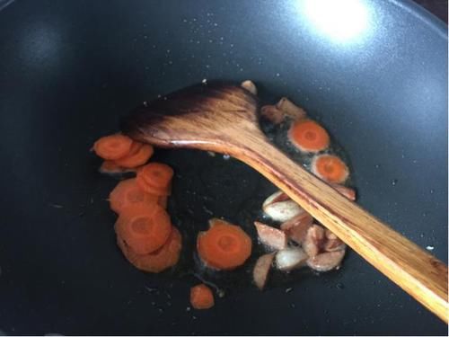 胡萝卜片|炒蒜苔，焯水还过油？其实都不对，这样做翠绿又鲜嫩