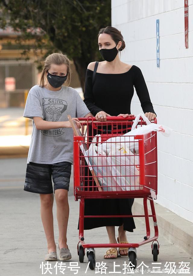 女士|中年女士咋穿美45岁的安吉丽娜朱莉独爱长裙,优雅时尚有气场