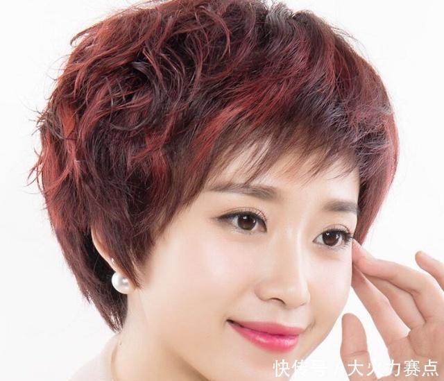 斜刘海|适合中年女性的烫染减龄发型,简单又优雅,真的很美!