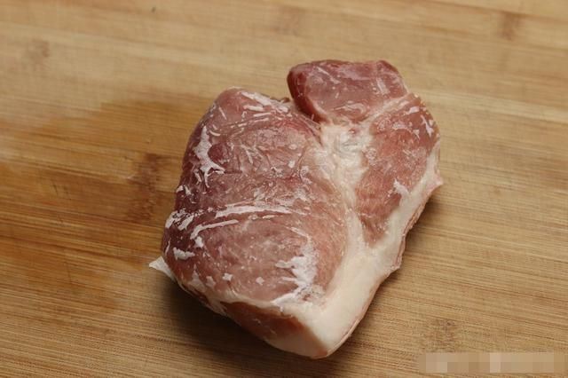 猪肉|冰箱拿出来的冻肉，不要用水泡！教你一招，吃起来跟新鲜的肉一样