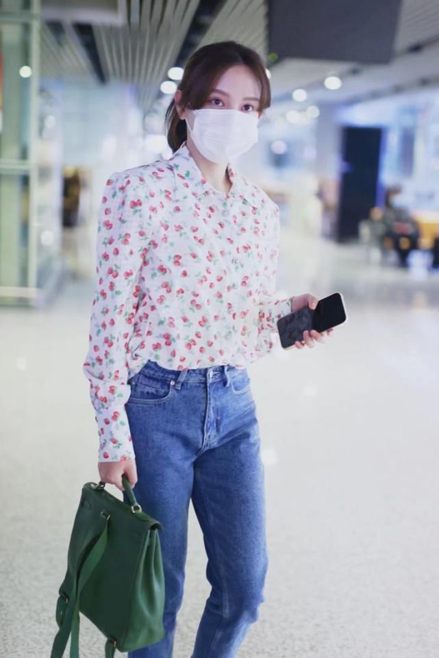 浪漫的碎花元素从不过时,想要穿得清新减龄,这些搭配思路要掌握