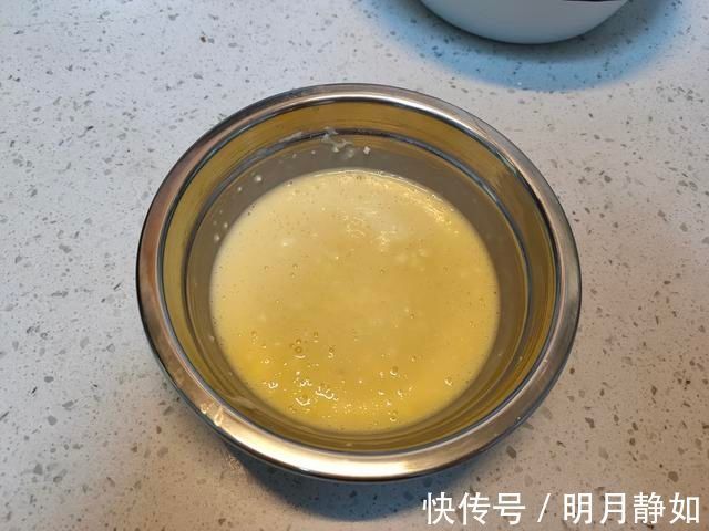 做炸酥肉，有“三样调料”不能少，酥肉金黄酥脆，咬一口满嘴香