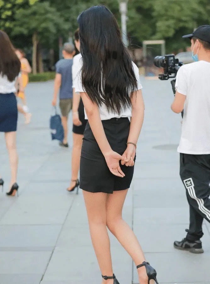 年轻女孩如何彰显“成熟感”,职场套装就很完美