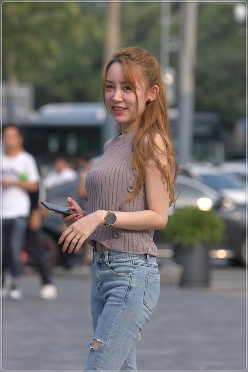 针织衣|街拍美女:灰粉色修身针织衣搭配浅色牛仔裤,纯净优雅,温柔浪漫