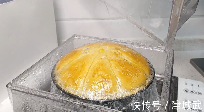 想吃面包不用买，方法简单不用烤箱，在家就能做，出锅暄软又拉丝