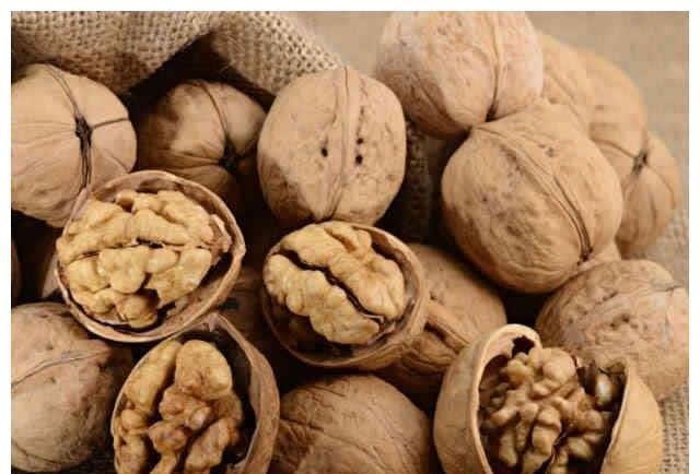 须发|核桃配一宝,肾体强失眠跑了,白发变黑发,男女老少皆可食用