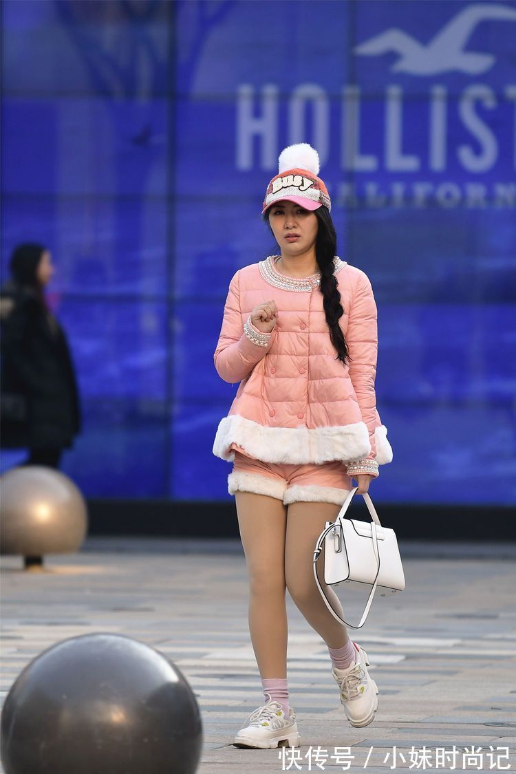 街拍 街拍:三位闺蜜一起逛街,搭配羽绒服,一定是一次热闹的逛街!