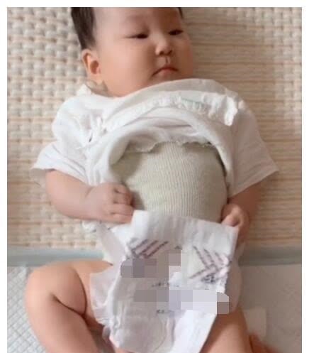 尿不湿|妈妈出差一周,老公报喜说宝宝长了两斤,发来视频一看,哭笑不得