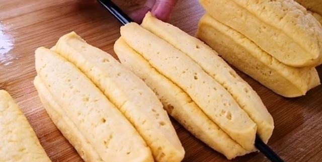 玉米面全身是宝，教你秘制新吃法，开水一烫筷子一压，比馅饼好吃