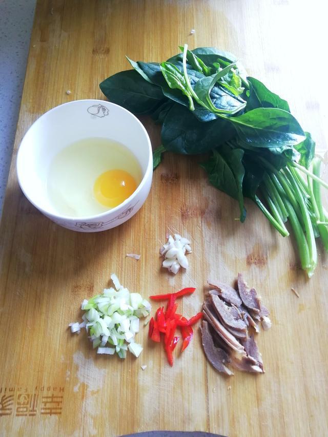 我和孩子的午餐简单做,八样食材一锅煮,端上桌,孩子却说太丰盛