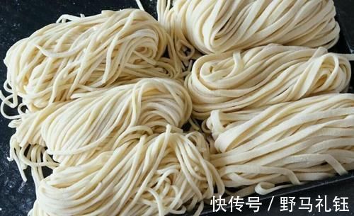 煮面条别再水开下锅了，开面馆的大哥透露“秘诀”，不起坨有劲道