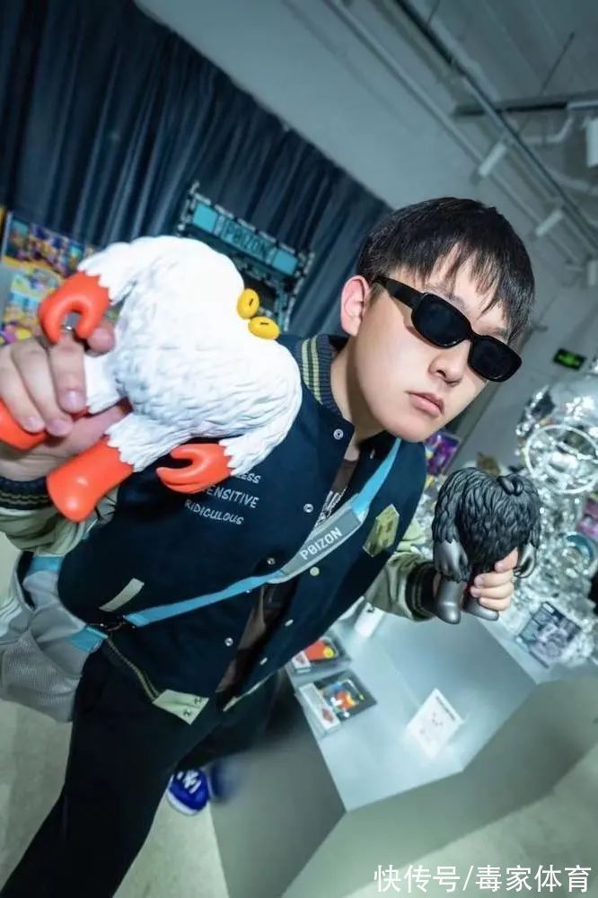 落地窗前 家人们,我奔现了!得物新店下一站,是你的城市吗?