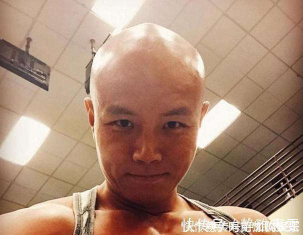 乐嘉这些年经历了什么,从金牌主持到街头脱口秀,静心修佛却饮酒