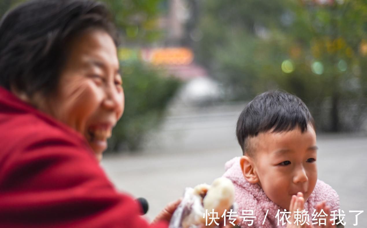 老人|老一辈带娃才放心?新一代“假带娃”出现,别把孩子一生给毁了