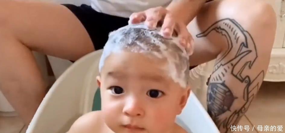 妈妈|妈妈给娃洗头vs爸爸给娃洗头，宝宝表情逗乐网友：人间真实