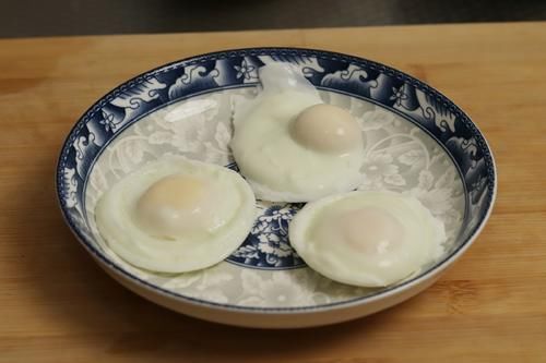  打入碗中|水煮荷包蛋，切记不要水开下锅，掌握4个技巧，鸡蛋圆嫩不散花