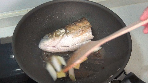 鱼头不是只能炖鱼汤,这样做更受欢迎