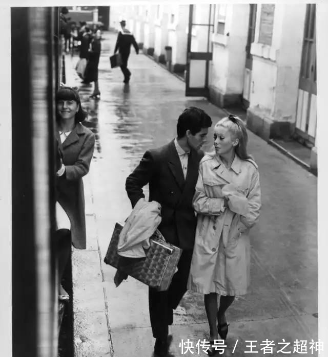 蒂凡尼的早餐 要把风衣穿时髦,今年,这2个时髦点要记好!