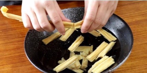  腐竹|香菇便宜又好吃，配上腐竹这样做，汤汁浓郁味道鲜美，特别下饭