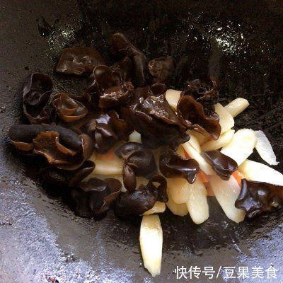 时蔬界的经典黑白配，山药炒木耳