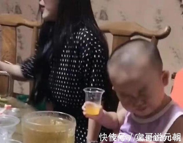 儿子|果汁被萌娃喝出红酒范,逗翻在场众人,孩子长大后肯定拿奥斯卡