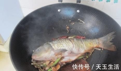 不管炖啥鱼,不要放醋和酒!大厨教你这样做,鱼肉鲜嫩入味,不腥