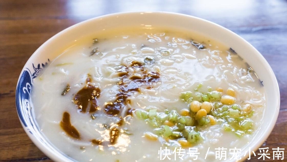 岳云鹏晒午餐，大热天饺子还是主角，一桌高碳水难怪长得壮实