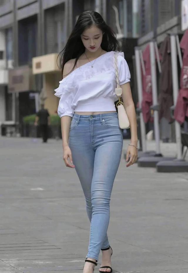 花苞头 一字领高腰上衣搭配长牛仔裤,时尚又有气质,你喜欢吗?
