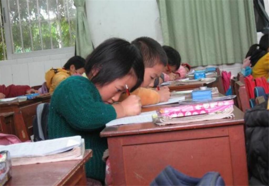 无缘|孩子爱用这3种坐姿,基本无缘“大长腿”,还影响气质,尽早纠正